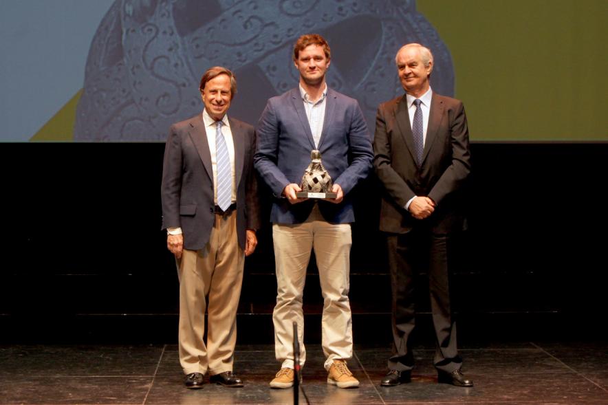 Gala XXº Aniversario FUNDAL - Imagen del alcalde García de Vinuesa y otra persona posando junto a un premiado.