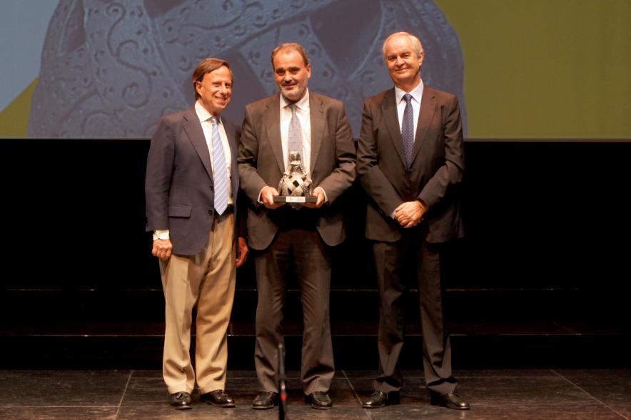 Gala XXº Aniversario FUNDAL - Imagen del alcalde García de Vinuesa y otra persona posando junto a un premiado.