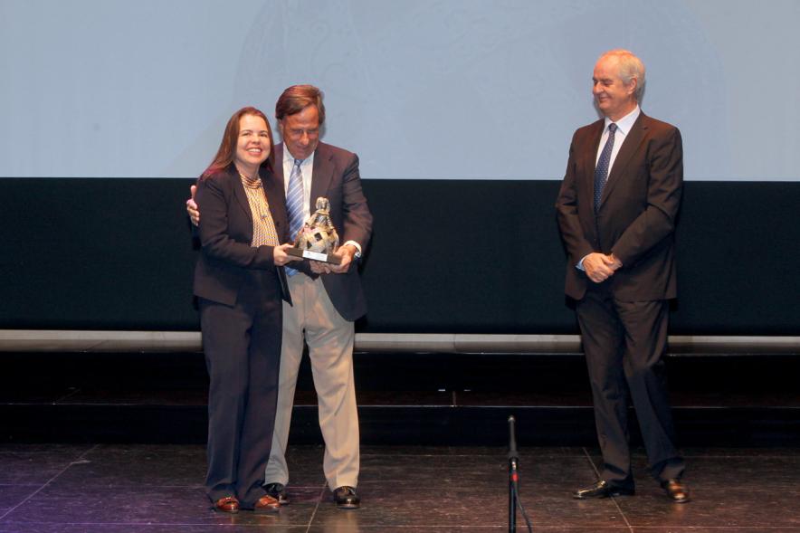 Gala XXº Aniversario FUNDAL - Imagen del alcalde García de Vinuesa y otra persona posando junto a una premiada.