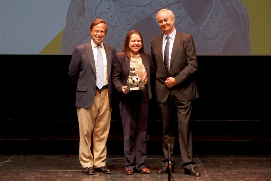 Gala XXº Aniversario FUNDAL -  Imagen del alcalde García de Vinuesa y otra persona posando junto a una premiada.