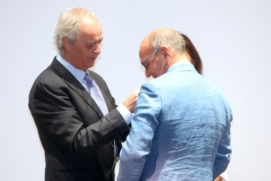 Gala Fundal 2017 - Imagen de una autoridad condecorando a un premiado.