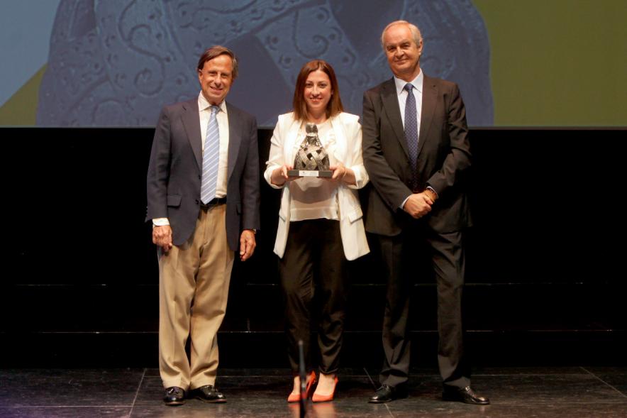 Gala XXº Aniversario FUNDAL - Imagen del alcalde García de Vinuesa y otra persona posando junto a una premiada.
