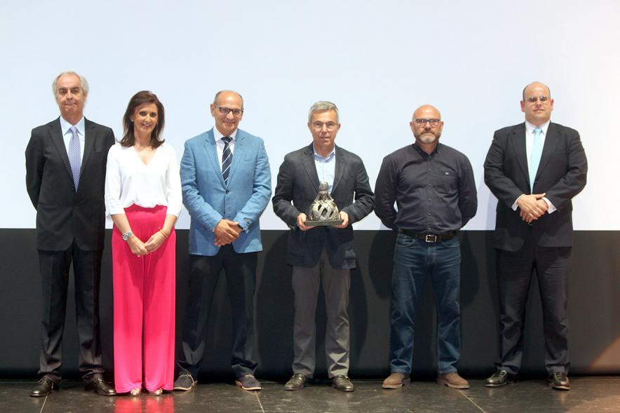 Gala Fundal 2017 - Imagen de autoridades posando con los premiados después de haber recibido el trofeo de la Menina.