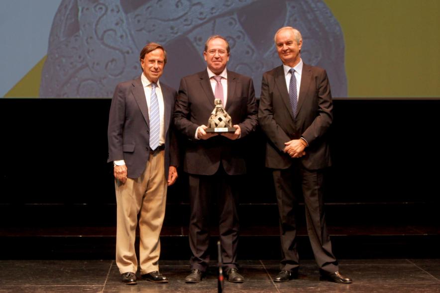 Gala XXº Aniversario FUNDAL - Imagen del alcalde García de Vinuesa entregando el obsequio de la Menina a una persona relacionada con el deporte en presencia de otra persona.
