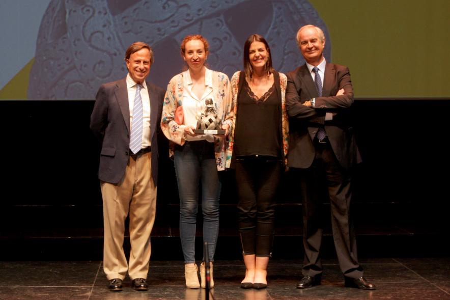 Gala XXº Aniversario FUNDAL - Imagen del alcalde García de Vinuesa y otras personas posando junto a una premiada.