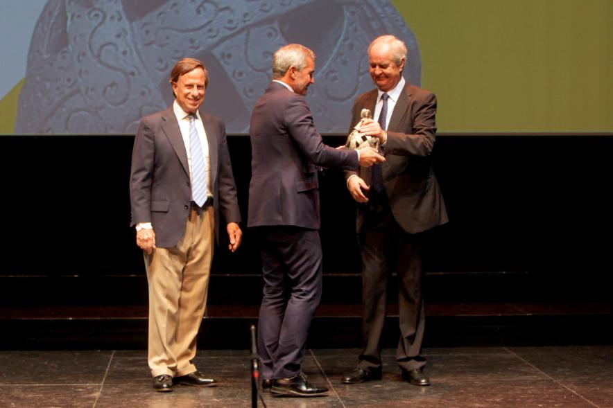 Gala XXº Aniversario FUNDAL - Imagen del alcalde García de Vinuesa y otra persona posando junto a un premiado.