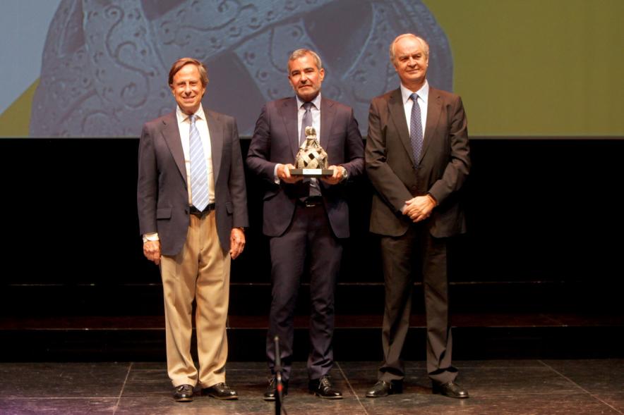 Gala XXº Aniversario FUNDAL - Imagen del alcalde García de Vinuesa y otra persona posando junto a un premiado.