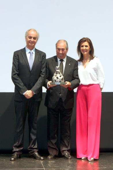 Gala Fundal 2017 - Imagen de autoridades posando con los premiados después de haber recibido el trofeo de la Menina.