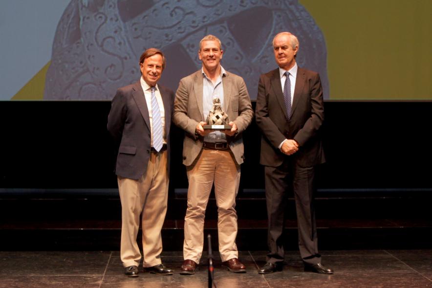 Gala XXº Aniversario FUNDAL - Imagen del alcalde García de Vinuesa y otra persona posando junto a un premiado.