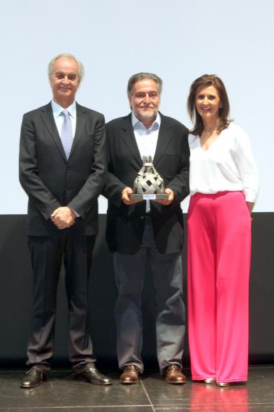 Gala Fundal 2017 - Imagen de autoridades posando con los premiados después de haber recibido el trofeo de la Menina.