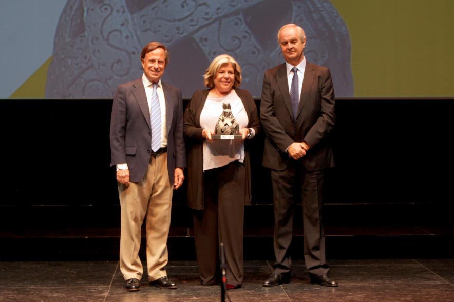 Gala XXº Aniversario FUNDAL - Imagen del alcalde García de Vinuesa y otra persona posando junto a un premiado.