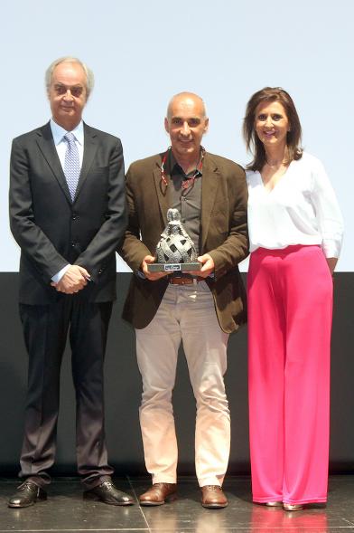 Gala Fundal 2017 - Imagen de autoridades posando con los premiados después de haber recibido el trofeo de la Menina.