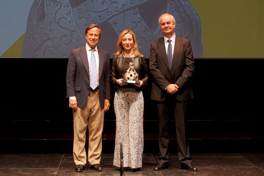 Gala XXº Aniversario FUNDAL - Imagen del alcalde García de Vinuesa y otra persona posando junto a una premiada.