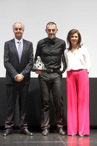 Gala Fundal 2017 - Imagen de autoridades posando con los premiados después de haber recibido el trofeo de la Menina.