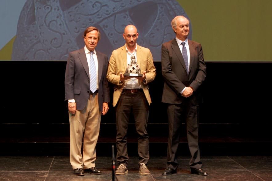 Gala XXº Aniversario FUNDAL - Imagen del alcalde García de Vinuesa y otra persona posando junto a un premiado.