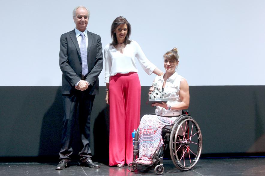 Gala Fundal 2017 - Imagen de autoridades posando con los premiados después de haber recibido el trofeo de la Menina.