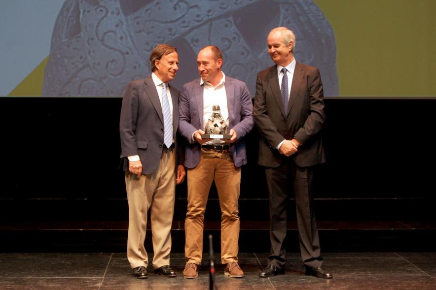 Gala XXº Aniversario FUNDAL - Imagen del alcalde García de Vinuesa y otra persona posando junto a un premiado.
