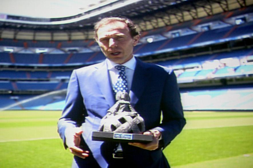 Gala Fundal 2017 - Imagen en una pantalla de Emilio Butragueño dando las gracias por haber recibido su Menina.