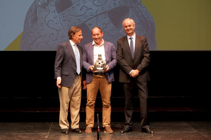 Gala XXº Aniversario FUNDAL - Imagen del alcalde García de Vinuesa y otra persona posando junto a un premiado.