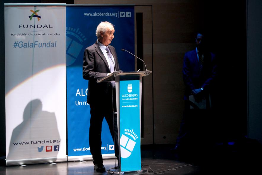 Gala Fundal 2017 -  Imagen de un hombre dirigiéndose al público asistente desde el escenario.