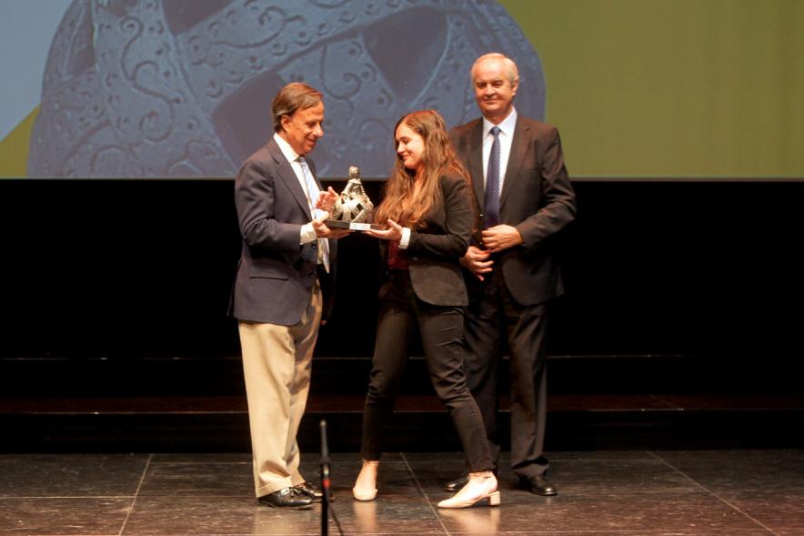 Gala XXº Aniversario FUNDAL - Imagen del alcalde García de Vinuesa y otra persona posando junto a una premiada.