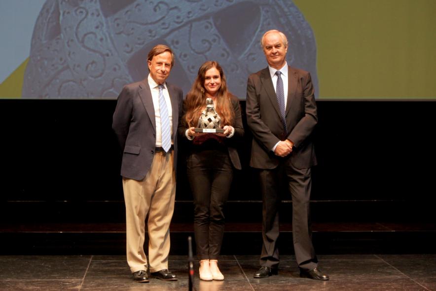 Gala XXº Aniversario FUNDAL -  Imagen del alcalde García de Vinuesa y otra persona posando junto a una premiada.