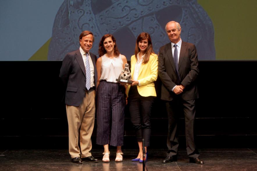 Gala XXº Aniversario FUNDAL - Imagen del alcalde García de Vinuesa y otra persona posando junto a unas premiadas.