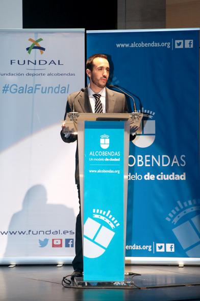 Gala Fundal 2017 - Imagen de un hombre dirigiéndose al público asistente desde el escenario.