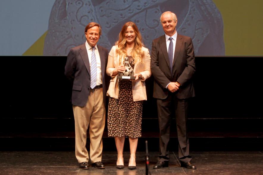 Gala XXº Aniversario FUNDAL - Imagen del alcalde García de Vinuesa y otra persona posando junto a una premiada.