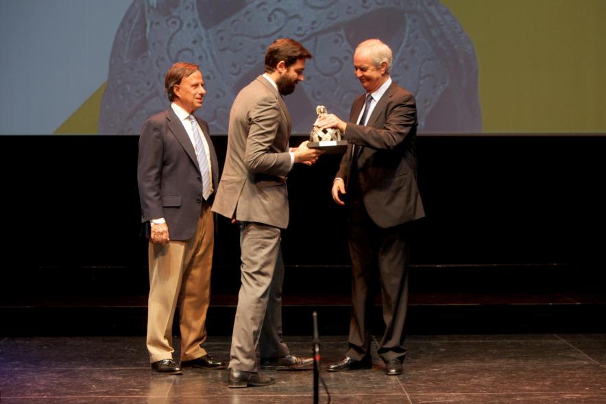 Gala XXº Aniversario FUNDAL - Imagen del alcalde García de Vinuesa y otra persona entregando un premio.