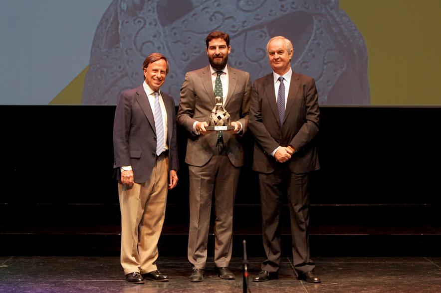 Gala XXº Aniversario FUNDAL - Imagen del alcalde García de Vinuesa y otra persona posando junto a un premiado.
