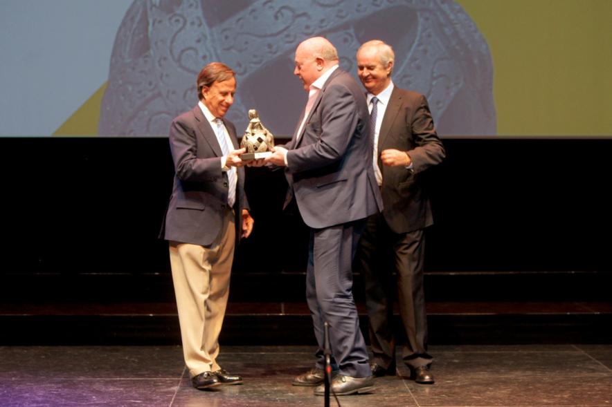 Gala XXº Aniversario FUNDAL - Imagen del alcalde García de Vinuesa y otra persona entregando un premio.