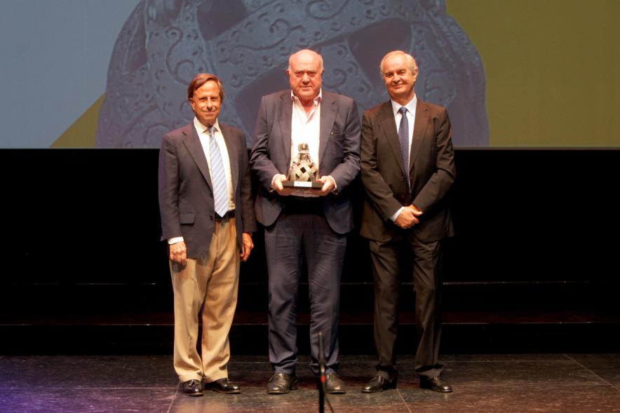 Gala XXº Aniversario FUNDAL - Imagen del alcalde García de Vinuesa y otra persona posando junto a un premiado.