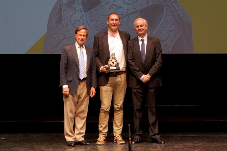 Gala XXº Aniversario FUNDAL - Imagen del alcalde García de Vinuesa y otra persona posando junto a un premiado.
