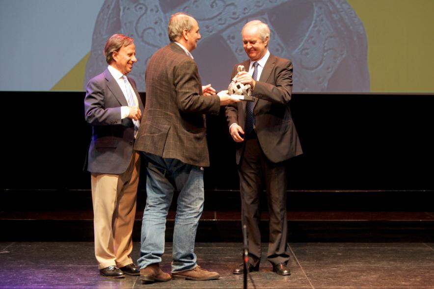 Gala XXº Aniversario FUNDAL - Imagen del alcalde García de Vinuesa y otra persona entregando un premio.