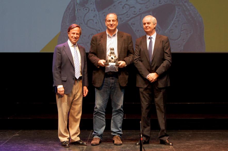 Gala XXº Aniversario FUNDAL - Imagen del alcalde García de Vinuesa y otra persona posando junto a un premiado.