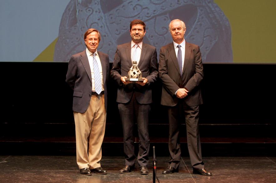 Gala XXº Aniversario FUNDAL - Imagen del alcalde García de Vinuesa y otra persona posando junto a un premiado.