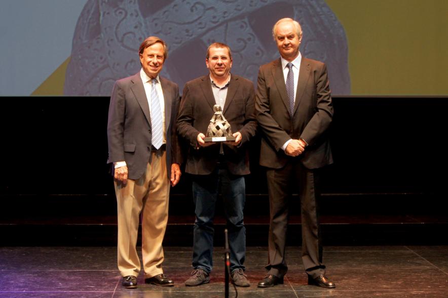 Gala XXº Aniversario FUNDAL - Imagen del alcalde García de Vinuesa y otra persona posando junto a un premiado.