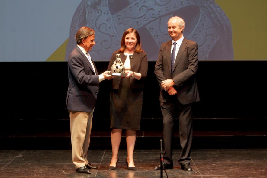 Gala XXº Aniversario FUNDAL -  Imagen del alcalde García de Vinuesa y otra persona posando junto a una premiada.