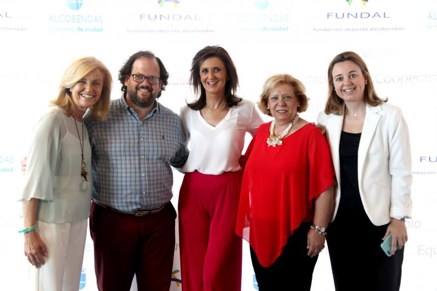 Gala Fundal 2017 - Imagen autoridades posando en el photocall del evento.
