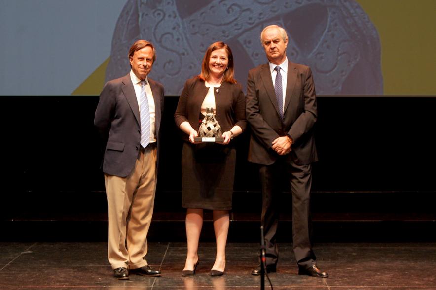 Gala XXº Aniversario FUNDAL -  Imagen del alcalde García de Vinuesa y otra persona posando junto a una premiada.