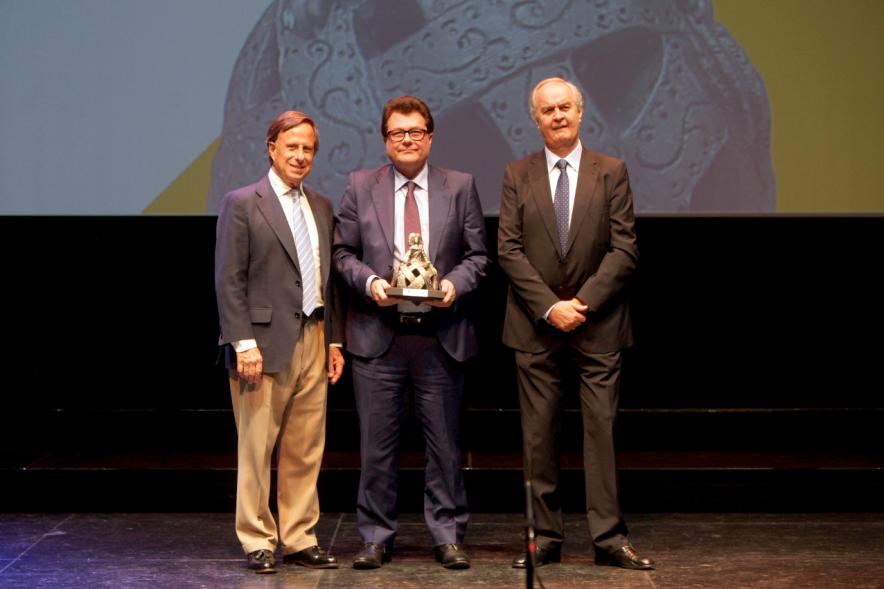 Gala XXº Aniversario FUNDAL - Imagen del alcalde García de Vinuesa y otra persona posando junto a un premiado.