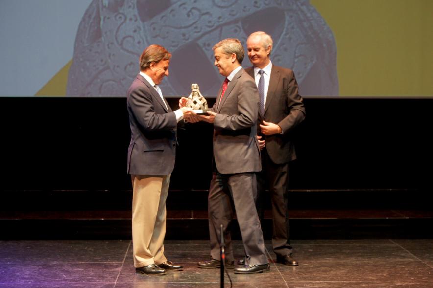 Gala XXº Aniversario FUNDAL - Imagen del alcalde García de Vinuesa y otra persona entregando un premio.