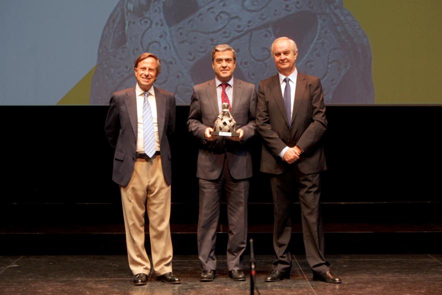Gala XXº Aniversario FUNDAL - Imagen del alcalde García de Vinuesa y otra persona posando junto a un premiado.