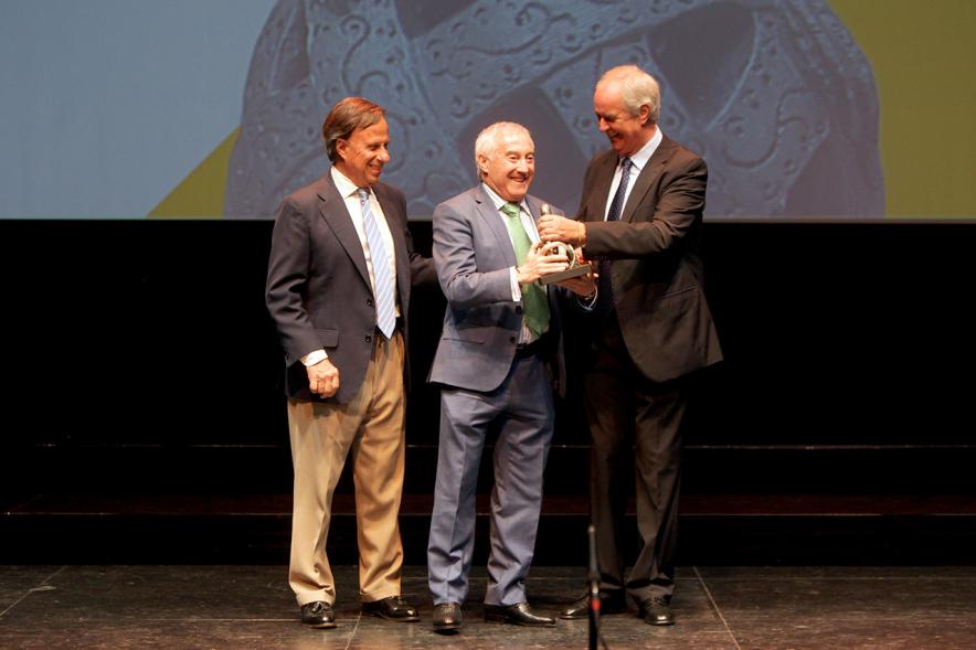 Gala XXº Aniversario FUNDAL - Imagen del alcalde García de Vinuesa y otra persona posando junto a un premiado.