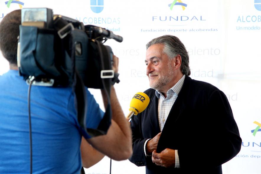Gala Fundal 2017 - Imagen autoridad hablando para una televisión en el photocall del evento.