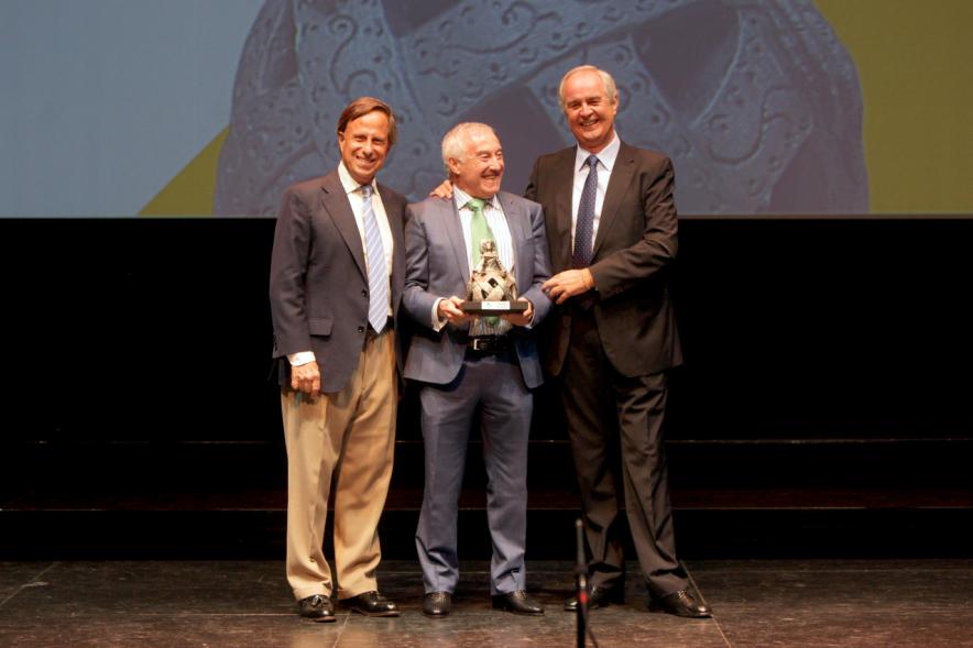 Gala XXº Aniversario FUNDAL - Imagen del alcalde García de Vinuesa y otra persona posando junto a un premiado.