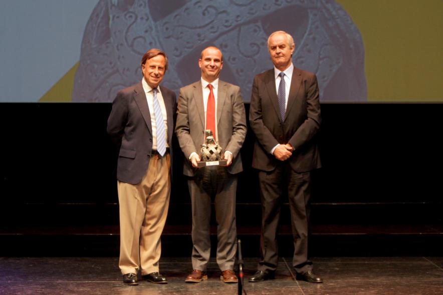Gala XXº Aniversario FUNDAL - Imagen del alcalde García de Vinuesa y otra persona posando junto a un premiado.