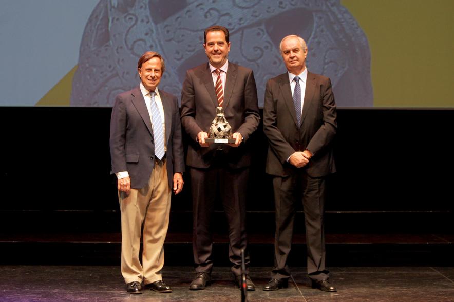 Gala XXº Aniversario FUNDAL - Imagen del alcalde García de Vinuesa y otra persona posando junto a un premiado.