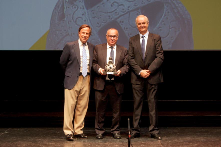 Gala XXº Aniversario FUNDAL - Imagen del alcalde García de Vinuesa y otra persona posando junto a un premiado.